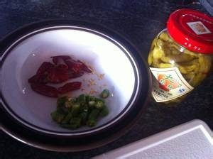 酸菜肉丝米线的做法