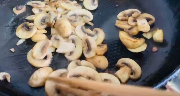 蘑菇白酱培根吐司披萨