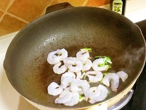 时蔬坚果炒虾仁的做法