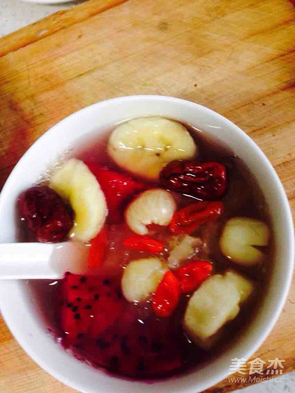 香蕉火龙果莲子桂圆红枣枸杞银耳汤