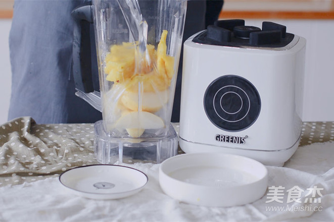 深秋一杯雪梨菠萝汁