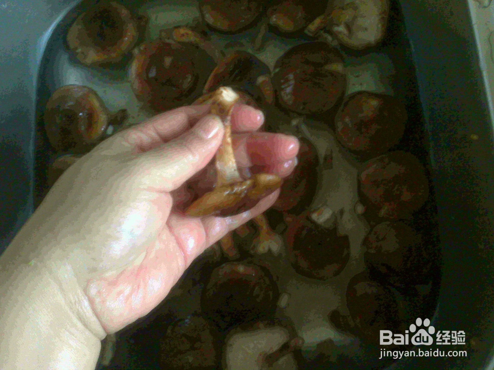 老年人怎样做好素炒香姑的备料