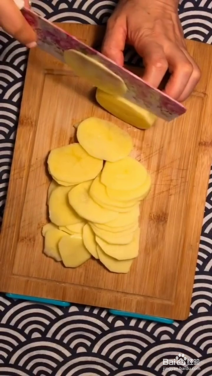 如何制作好吃的糯米土豆球