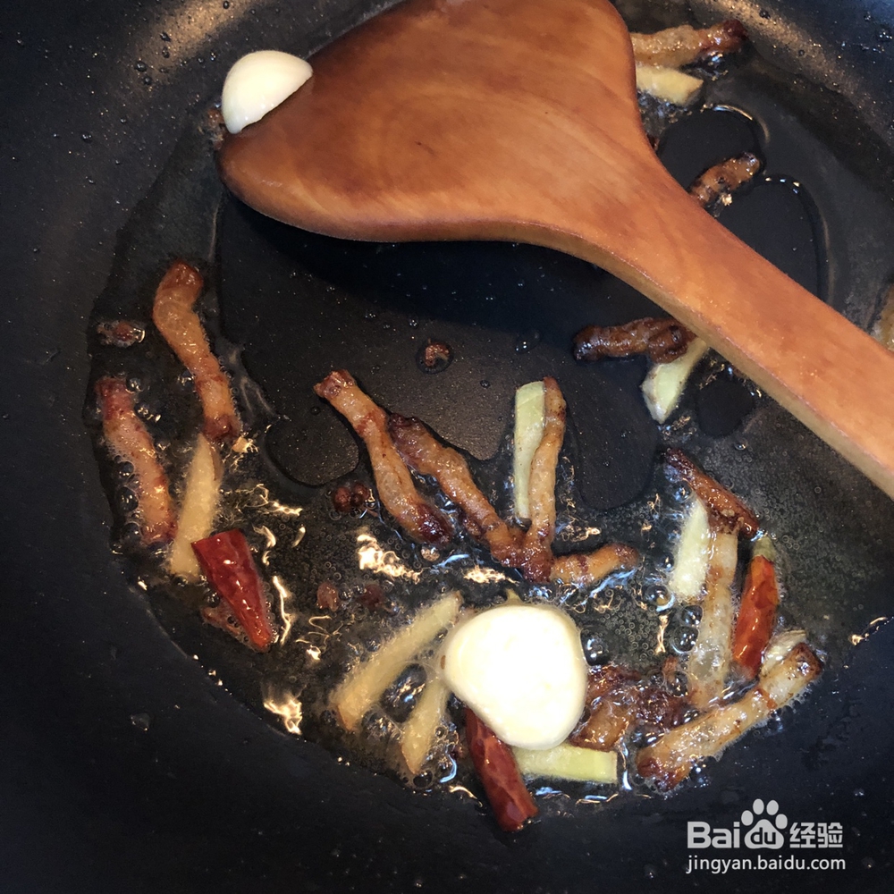 不费事做腊肉包菜粉丝