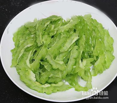 苦瓜炒鸡蛋的做法