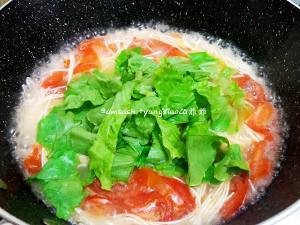 食补养生番茄生菜汤面的做法