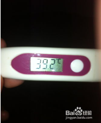 小孩晚上突然发高烧无法及时就医时该怎么办？