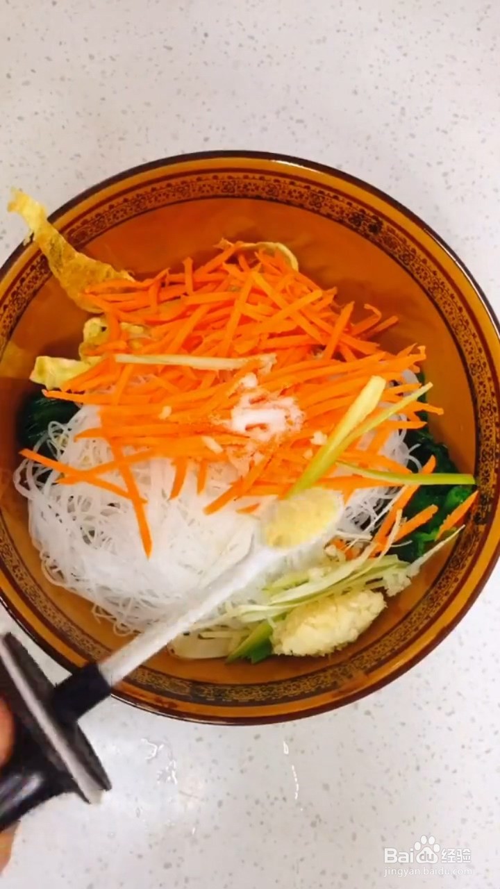 如何制作凉拌菠菜蛋皮粉丝