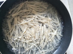 食补养生西红柿金针菇豆腐汤的做法