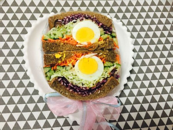蔬菜鸡蛋三明治