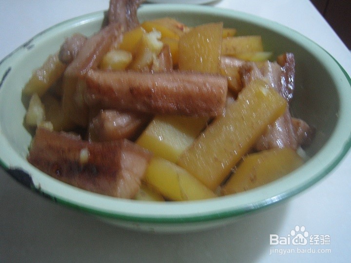老年人用相机怎样拍土豆炖肥猪肉皮菜肴