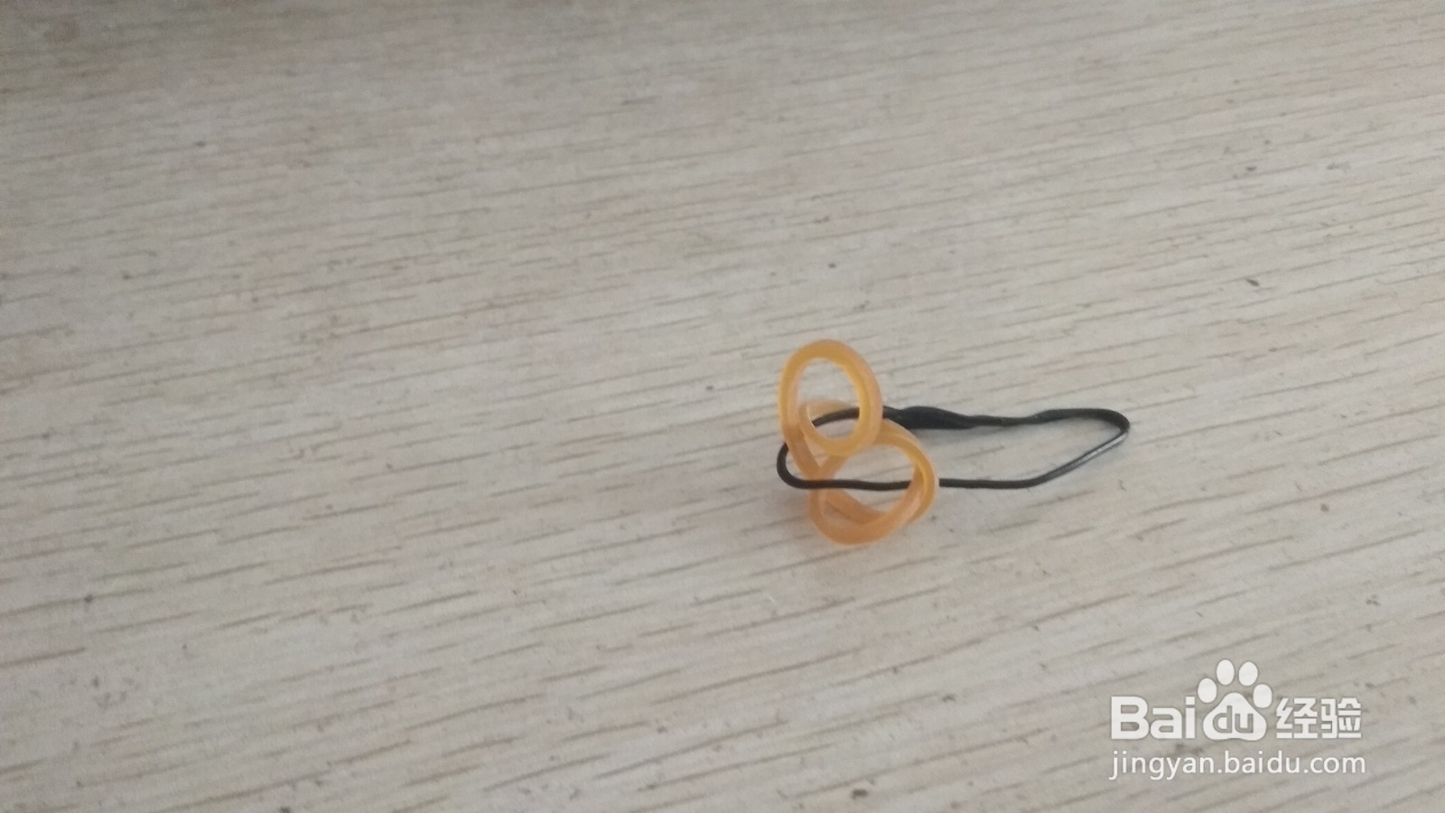如何用数据线绑绳和橡皮筋做简易的手机支架