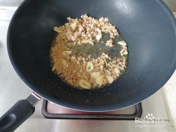 美味的肉末香干炒芹菜