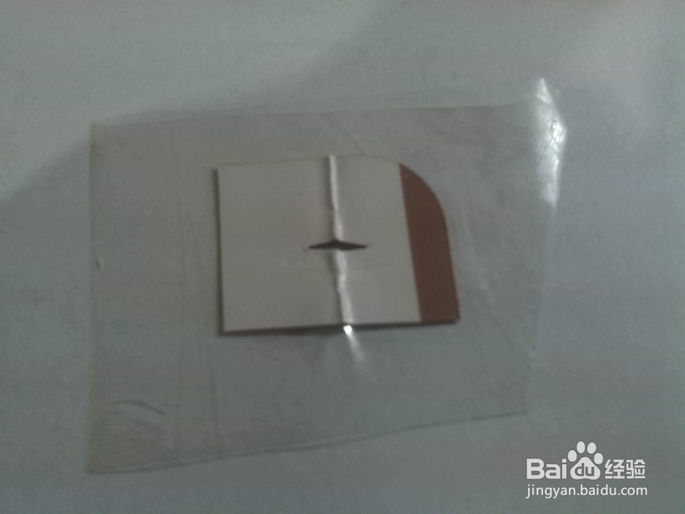 办公室巧用曲别针做简易挂钩