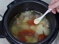 懒人也能煲好汤——排骨炖土豆