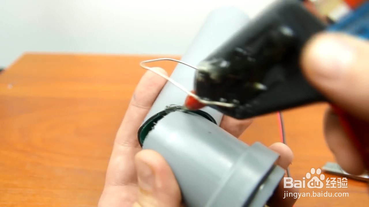 自己用管子和光盘就能做一个切割器,省钱又方便
