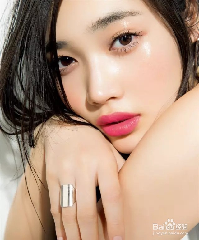 耳朵也要画腮红?