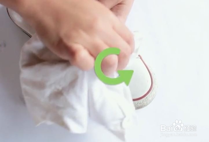 如何清洁白色匡威帆布鞋