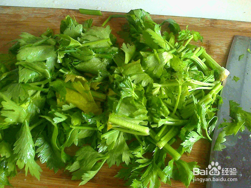 怎样做好炒旱芹菜地瓜粉的备料