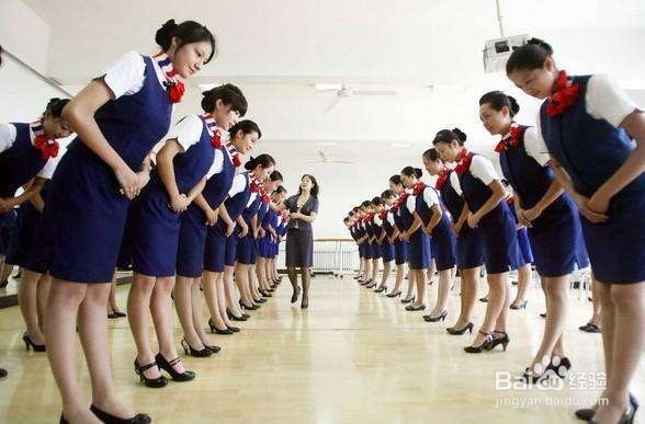 在飞机上把水泼到乘客身上怎么办