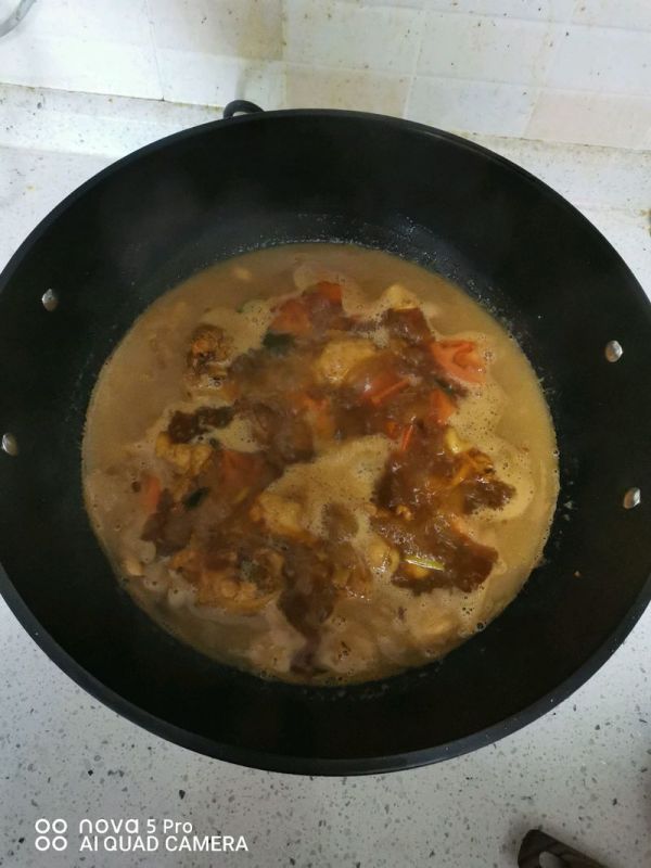 五花肉鸡腿焖面