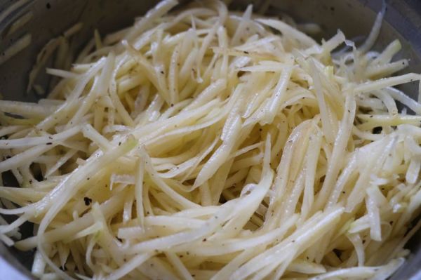 黑胡椒香肠烤土豆丝