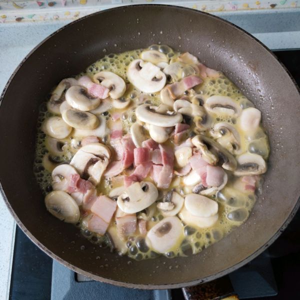 奶油培根蘑菇意面