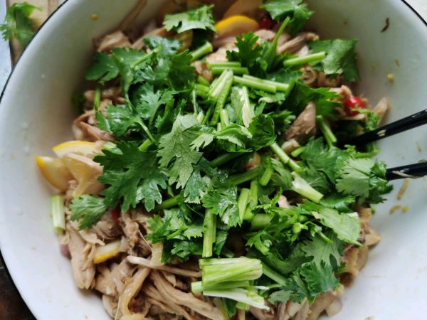 手撕柠檬鸡腿肉