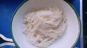 油泼面，简单的油泼面挂面照样可以做！