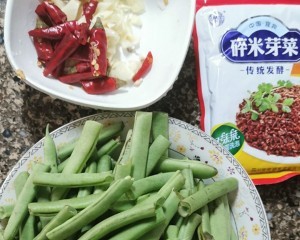 食补养生芽菜干煸四季豆的做法