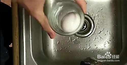 如何快速的完整的剥鸡蛋壳