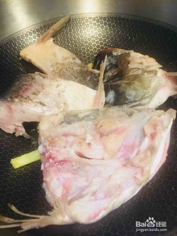 鱼头炖粉皮的做法