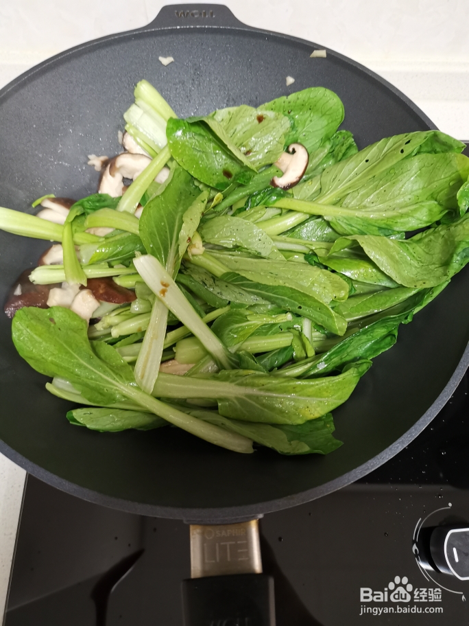 香味浓郁的香菇炒青菜