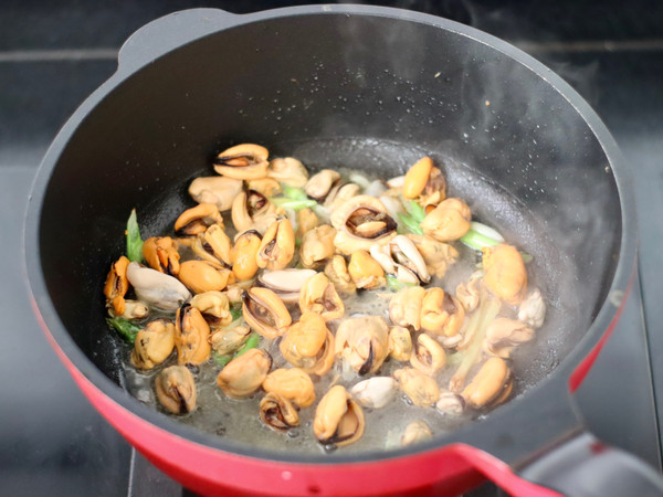 槐花鸡蛋海虹小炒