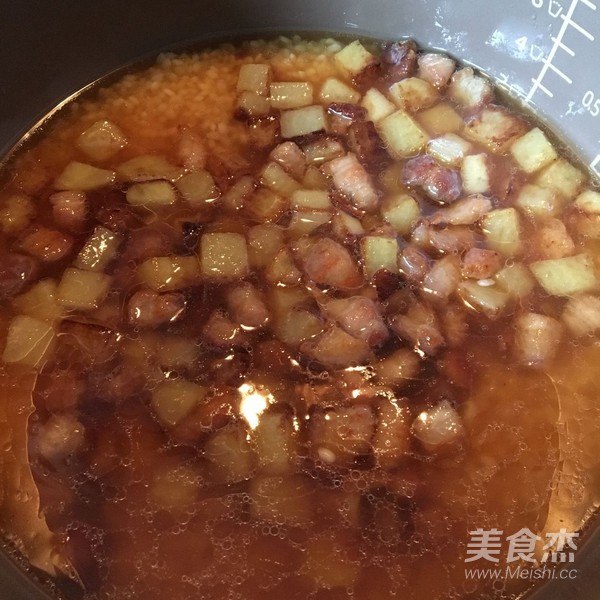 土豆五花肉焖饭