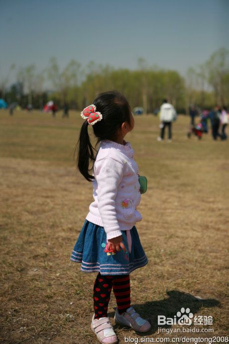 朝阳公园寻春的小孩