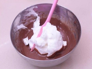 果冻夹心慕斯蛋糕卷怎么做？