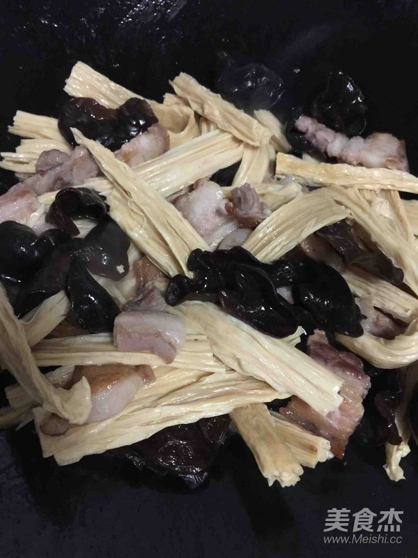 腐竹炒肉的做法