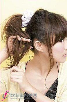 怎样打造俏皮的蓬松马尾辫