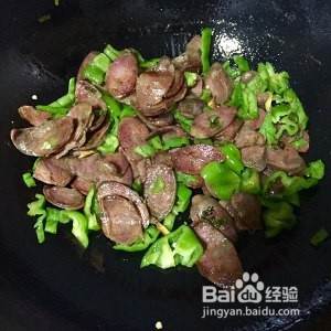 健康养生佳品青椒炒腊肠的做法