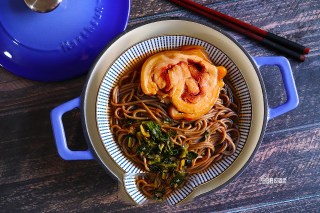 如何在家就能简单煮一碗酸菜叉烧荞麦面呢?