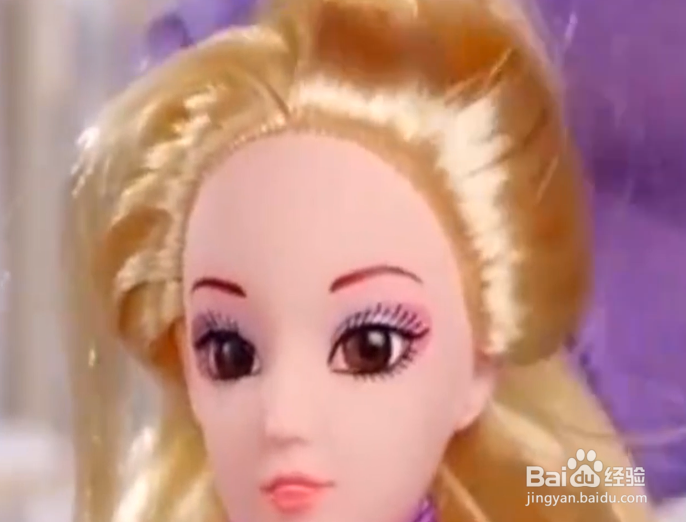 如何给芭比娃娃染头发？