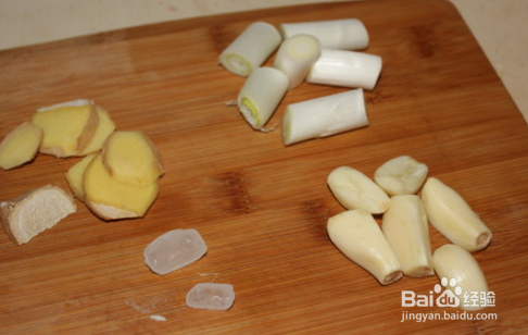 蘑菇炖兔腿做法