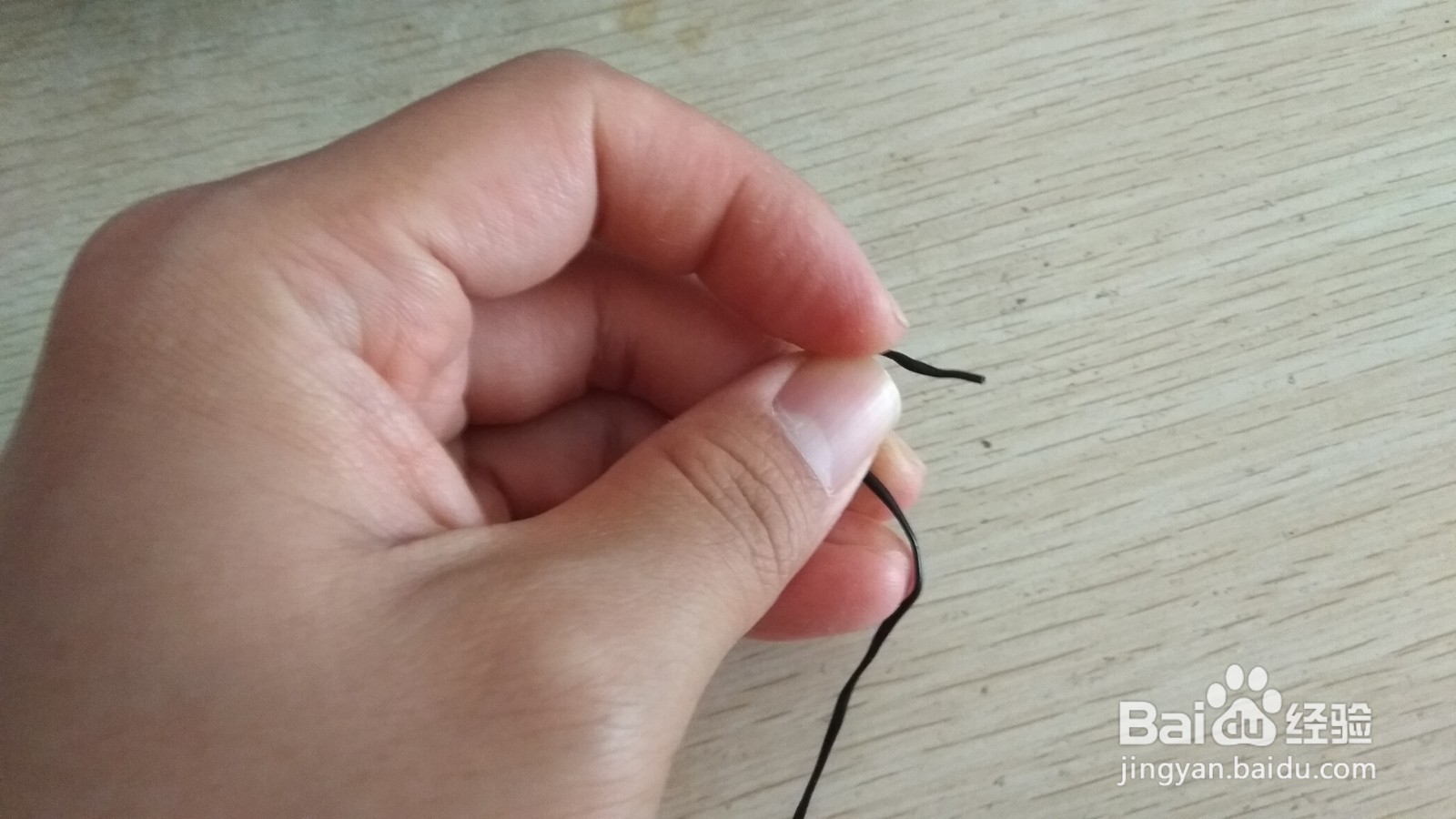 如何用数据线绑绳和别针做简易的中性笔支架