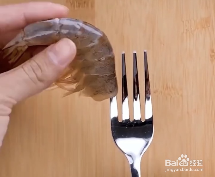如何快速剥掉虾壳