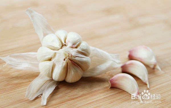 辣白菜炖排骨是怎样制作的