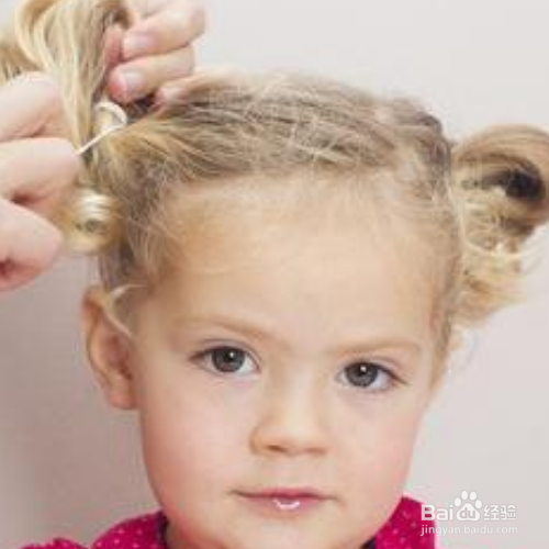 第二步:为了给小女孩扎一看漂亮好看的发型,妈妈不妨先用家里的淀卷