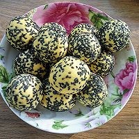 在家制作美味的香甜软糯芝麻南瓜球