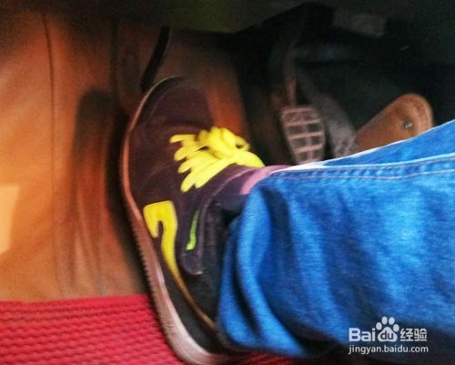 科目二考试练车方法，如何训练控制脚下离合？