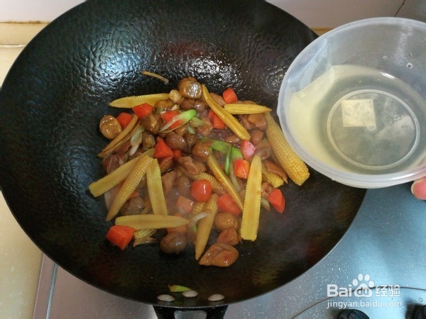 如何制玉米笋鸡肉干炖栗子